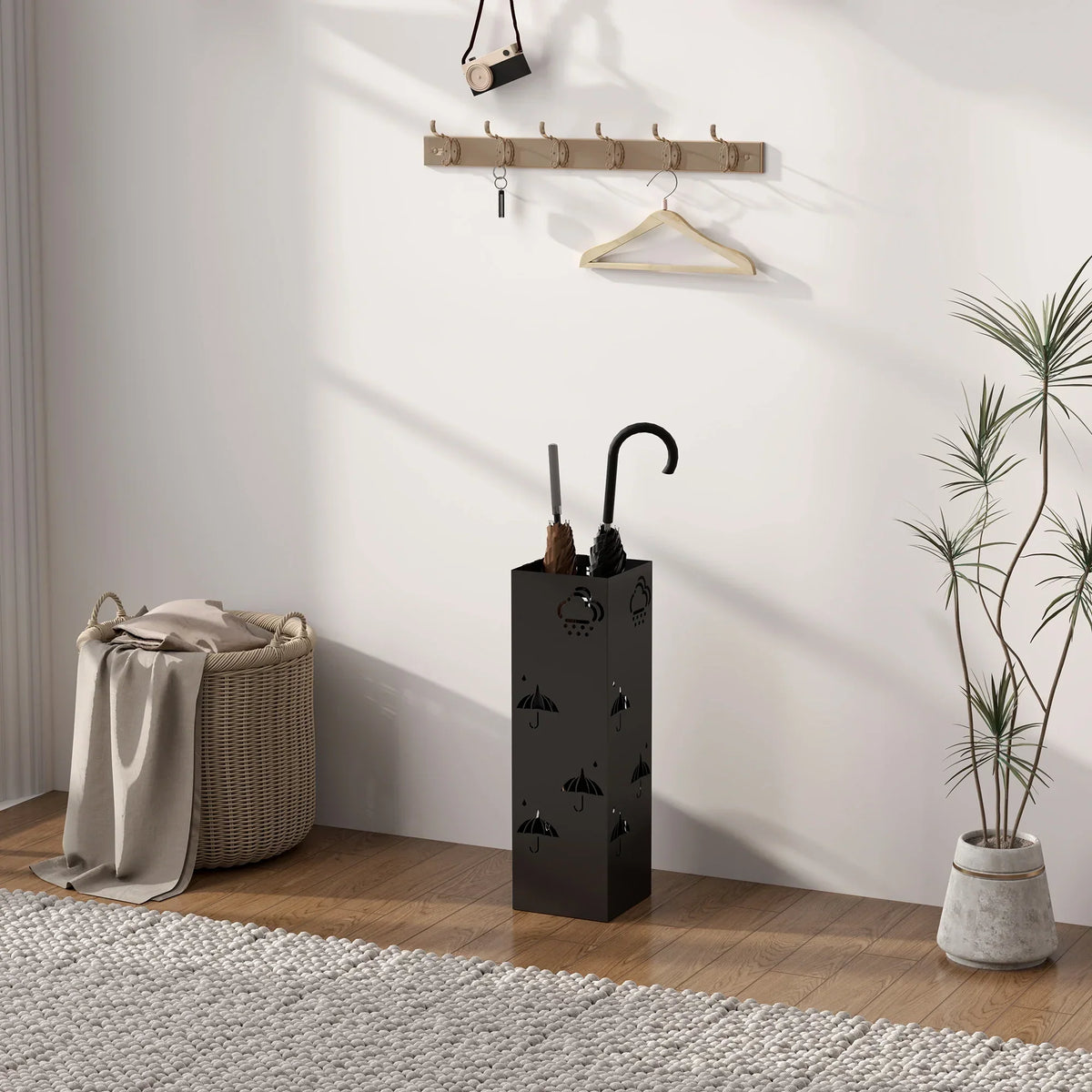 HOMCOM Portaombrelli con 4 Ganci, Vassoio Raccogligocce Rimovibile, Portaombrelli Decorativo per Ombrelloni da Sole, Giornate di Pioggia e Bastoni da Passeggio, Acciaio 15,5 x 15,5 x 49 cm Nero
